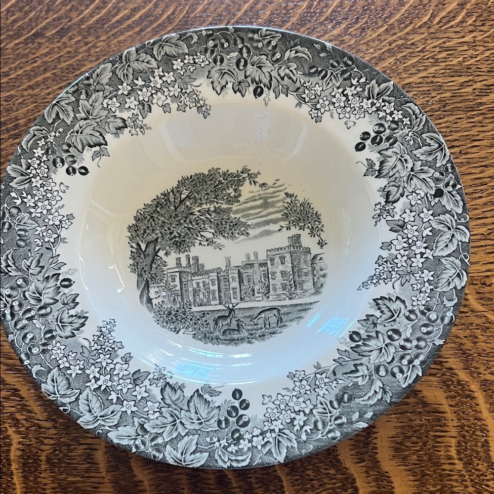 Wedgewood Vintage-Inspired Black and White Floral Rim Serving Bowl